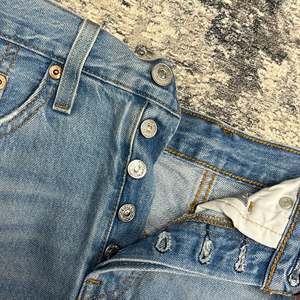 Levi’s 501 Jean Shorts - Picture 4 of 6
